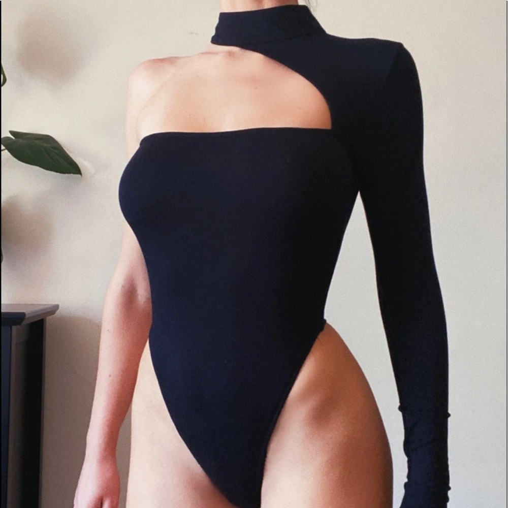 AYM black one arm bodysuit